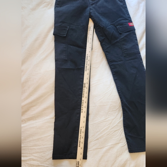 Women Black Cargo Pants - Picture 5 of 9